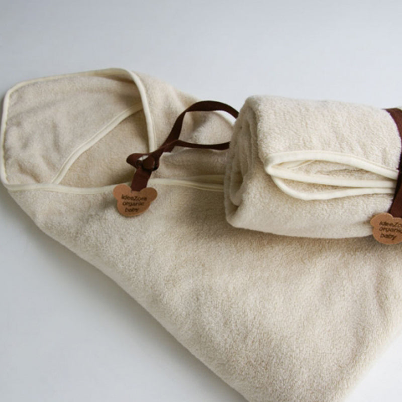 idee Zora Organic Covering used to wrap a Baby