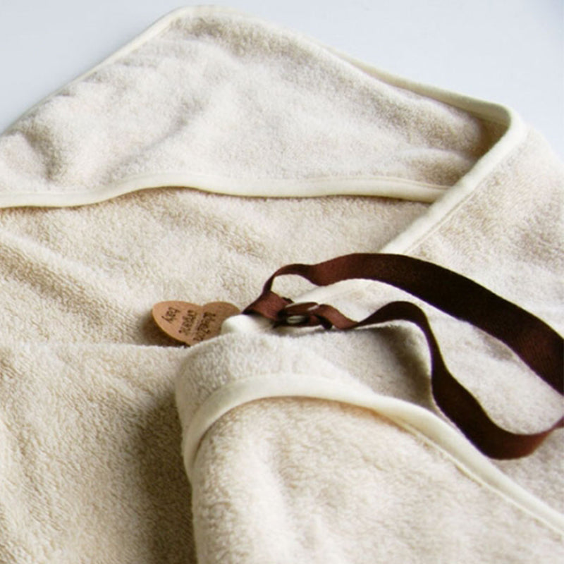 idee Zora Organic Covering used to wrap a Baby