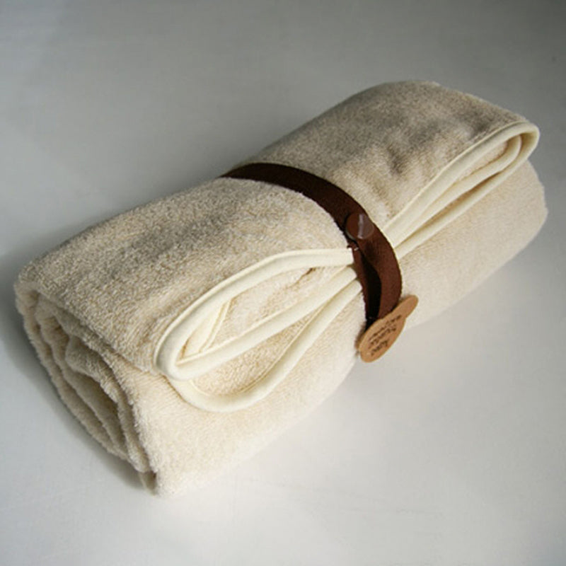 idee Zora Organic Covering used to wrap a Baby